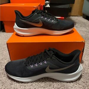 Nike Men's Black and White Athletic Shoes